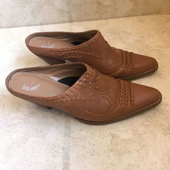 ‎WHITE MOUNTAIN BRONCO TOOLED LEATHER MULES - Picture 10 of 10